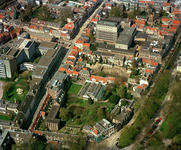 843598 Luchtfoto van het opgravingsterrein bij de Eligenstraat te Utrecht, tussen de Lange Nieuwstraat (links) en de ...
